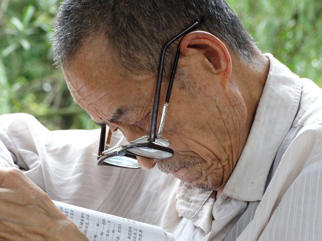 “老花眼”誰都避不開，哪些癥狀說明眼睛提前“花”了？